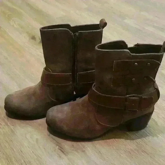 Dollhouse Shoes - Dollhouse brown ankle high boots size 6